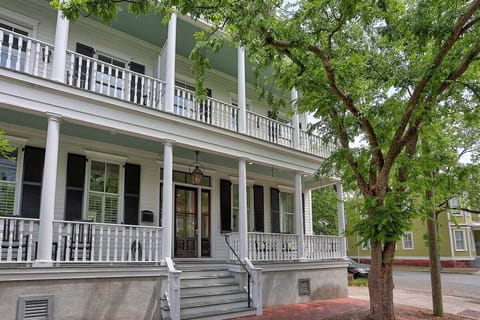 A picture-perfect entrance to your Savannah getaway.