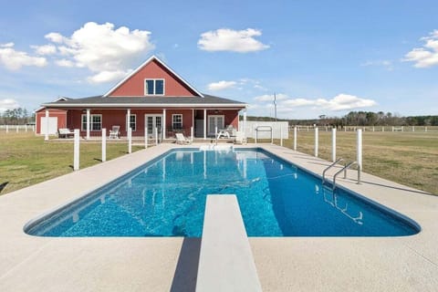Make a splash in this beautifully maintained 36x18 ft pool featuring a 9.5 ft deep end and diving board! Enjoy refreshing swims from May to October—or longer with the optional pool heating for those cooler days.