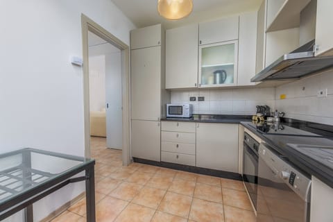 Piano Terra: Ampia Cucina Completamente Attrezzata (2)