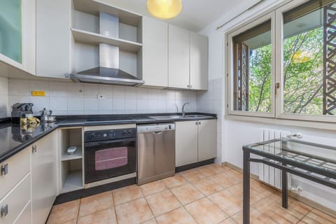 Piano Terra: Ampia Cucina Completamente Attrezzata (1)