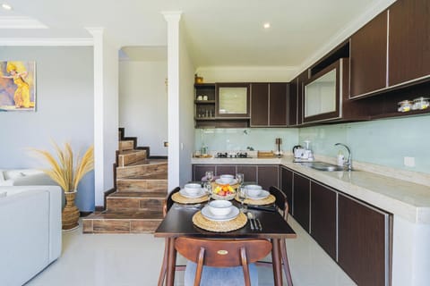 Fully equipped kitchen and dining table for 4 – Villa Griya Purnama