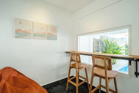 Semi-open living room with smart TV and ceiling fan – Villa Lalebay Bali