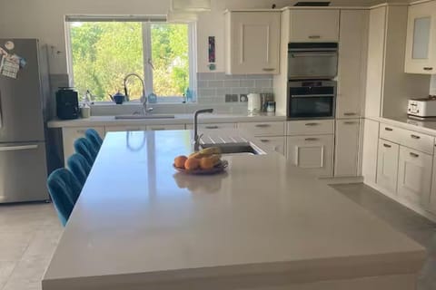 Huge island great for entertaining and preparing food