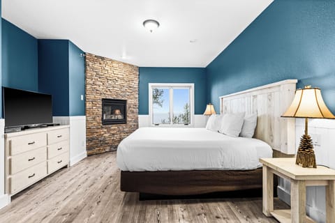 Luxurious king retreat with private lake‑view and soaking tub