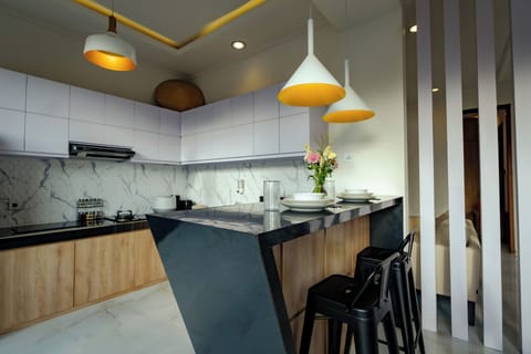 Fully equipped kitchen and dining table at Vil’latu Ubud