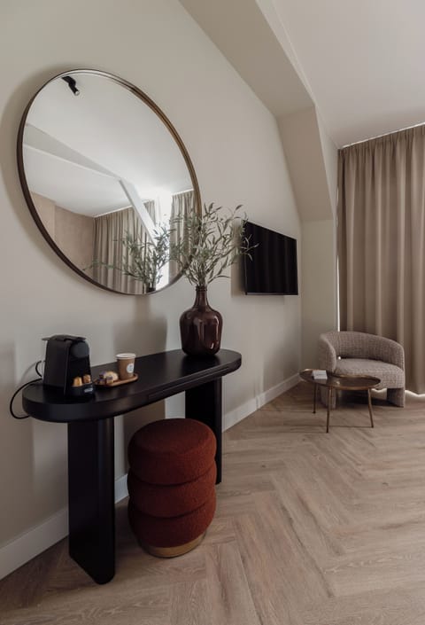 Cozy bedroom at Bed and Coffee – sleep peacefully in vibrant Tilburg Centrum.
Gezellige slaapkamer bij Bed en Koffie – heerlijk slapen in bruisend Tilburg Centrum.
Gemütliches Schlafzimmer bei Bed en Koffie – ruhig schlafen im lebendigen Tilburg Centrum.