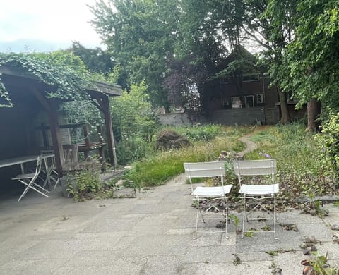 This garden is currently in a natural state, but we’re excited to share that it will be undergoing improvements this November. A refreshed and well-maintained outdoor space is on the way — thank you for your understanding in the meantime