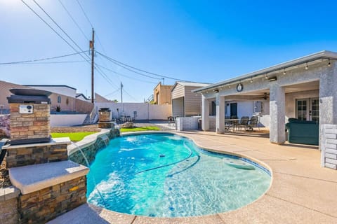 Escape to your private oasis at Sahara Getaway! Enjoy sunny days by the sparkling pool and unwind in this inviting retreat designed for comfort and relaxation.