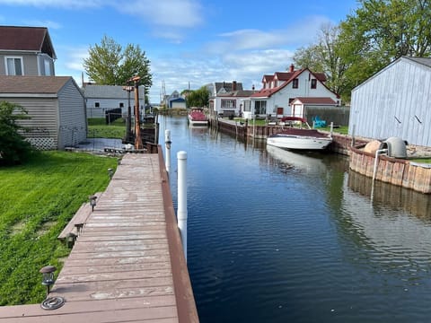 The deck has slip space available for rent during your stay for boats up to 20`.  The Lake is just beyond the last house.  A simple dog leg provides calm waters in the canal and easy access to the lake!  Why drive when you can boat to several destinations