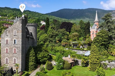 The castle, located on the right, was built in 1882 and hosted famous personalities such as Queen Victoria of England