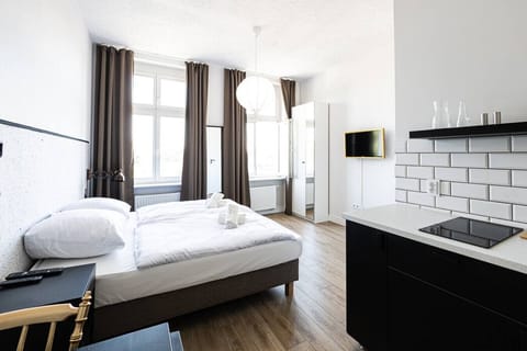 Stylish studio with kitchenette and queen-size bed