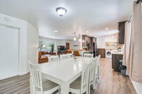 Dining Table | Dishware/Flatware