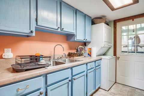 Kitchen | Keurig & Drip Coffee Makers | Toaster | Washer & Dryer | 1st Floor