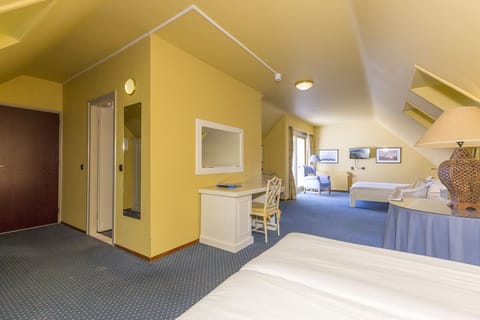 Unit with 2 Single beds. Exact unit will be assigned upon arrival. Views, colors, and decor may vary.