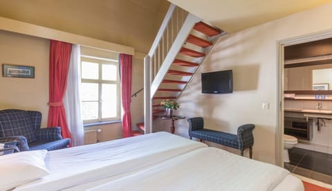 Unit with 2 Single beds. Exact unit will be assigned upon arrival. Views, colors, and decor may vary.