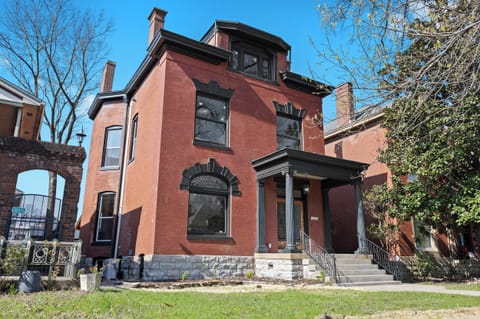 Exterior: Welcome to your Louisville getaway! This stunning red-brick home, offers a charming and elegant exterior, inviting you to experience the best of city living.