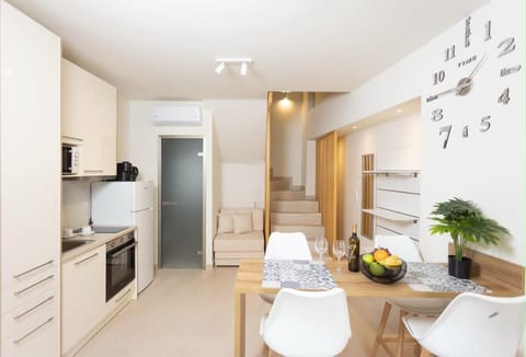 Full Kitchen & Dining – Family Friendly
Bright kitchen with full appliances, ideal for preparing meals during your stay.