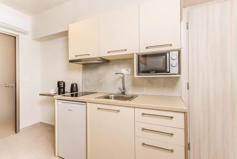 Fully Equipped Kitchen – All essential appliances and cookware included.

