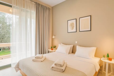 Bright Bedroom with Open-Plan Layout & Natural Light
Minimal design and large windows create an airy, calming space for restful sleep.