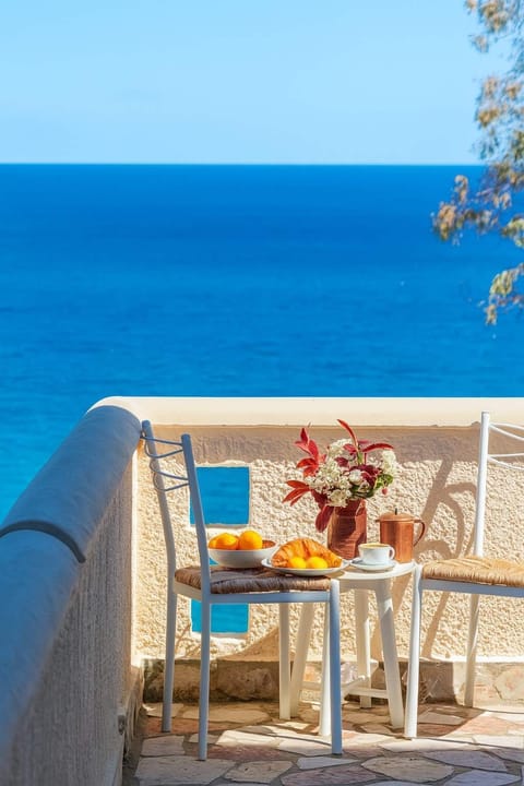 Seafront Breakfast Setup – Unwind with a Glass of Wine and Breathtaking Blue Views
Start your day or wind down with stunning views of the Mediterranean, seated at a cozy balcony table overlooking the sea.