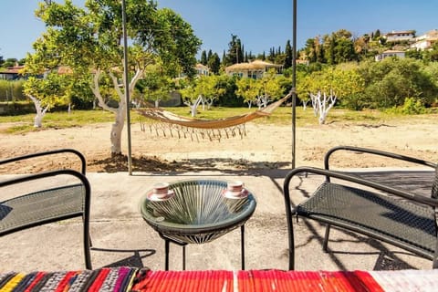 Enjoy your morning coffee just steps from the sea – unbeatable views and pure serenity.