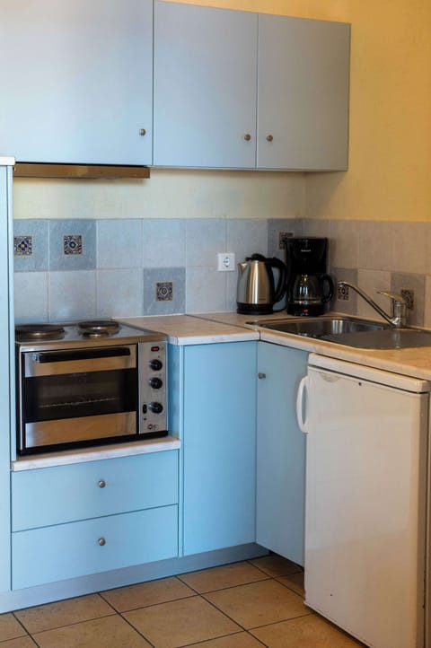 Bright and Functional Kitchenette with Full Amenities

