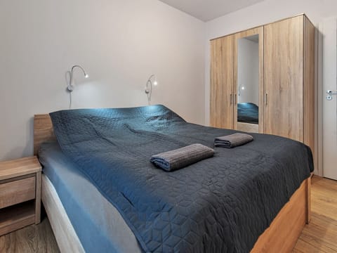 Bedroom with Queen Bed | Book Now with RENTUJEMY.COM
