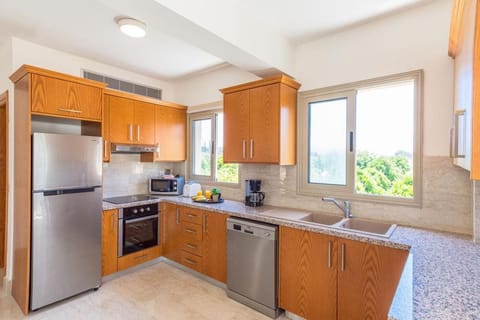 Fitted kitchen with Fridge freezer, dish washer, oven, hob, extractor fan, kettle & toaster