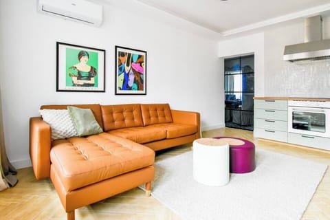 Relax in style on the cozy leather sofa or whip up a meal in the modern open-plan kitchen.
👉 Book now and enjoy comfort and convenience in one stylish space!