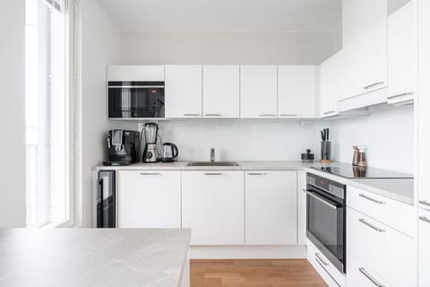 Start your mornings perfectly with a cup of fresh coffee. Our integrated coffee machine grinds the beans just for you, so you can enjoy your morning brew at the kitchen island while the sun pours in