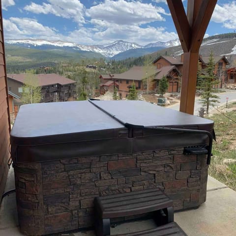 - Enjoy the mountain breeze in your private hot tub, just steps from the lodge & shielded under a timber awning
- Covered setup keeps it ready year round for après ski or chilly nights
- Take in peaceful alpine views while soaking under open skies