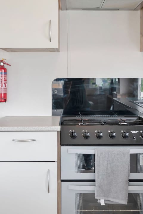 Fully equipped kitchen with modern appliances, including a gas stove and microwave—perfect for convenient meal preparation.