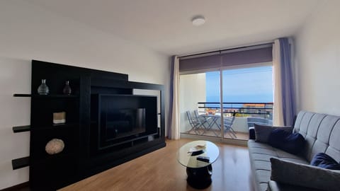 Welcome to Azenha Apartment by Lovelystay! Enjoy ocean views from the balcony in this T1 bedroom apartment, ideal for mid-term rentals in Caniço. #oceanview #television #apartment