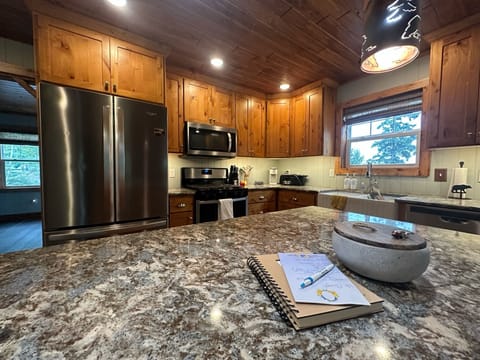 Kitchen Island - Full kitchen with eat-in island