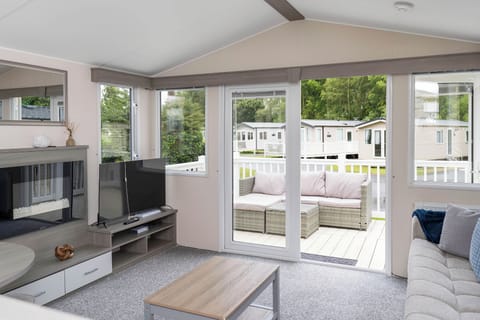 Bright living area with large windows and direct access to the outdoor deck