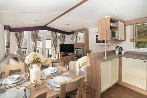 Cozy and stylish caravan with full kitchen, comfy lounge, and bright dining area—perfect for a relaxing getaway!