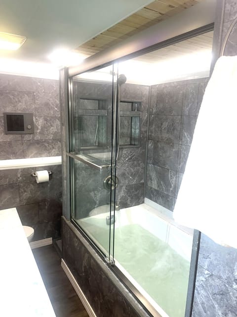 Hot Tub & Shower