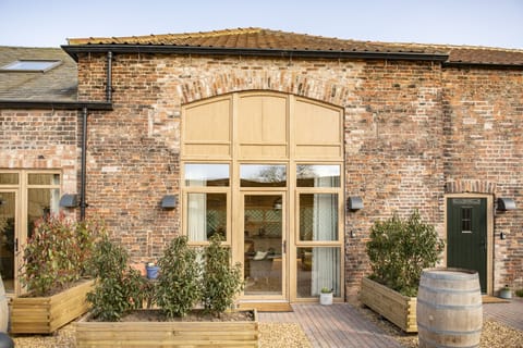 Rondo, Tockwith nr York: Entrance with patio area
