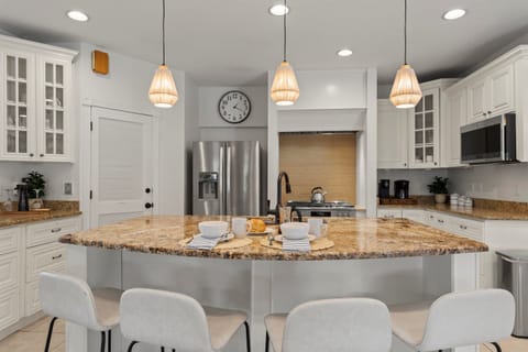 Spacious gourmet kitchen, fully equipped with a 6-burner range for culinary enthusiasts and 4 bar seats at the kitchen island for additional dining options