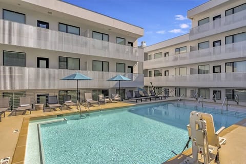- Resort style outdoor pool with sun loungers and umbrellas   - Modern apartment community with relaxing courtyard oasis   - Prime location near downtown nightlife shopping and dining