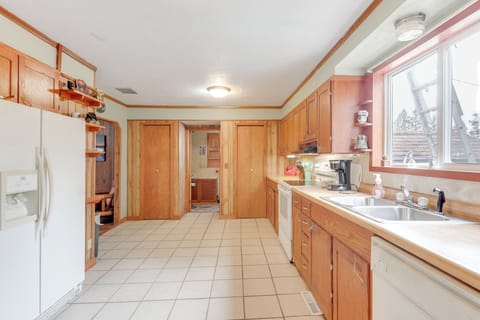 Kitchen & Dining Area | 1st Floor | Drip Coffee Maker | Cooking Basics