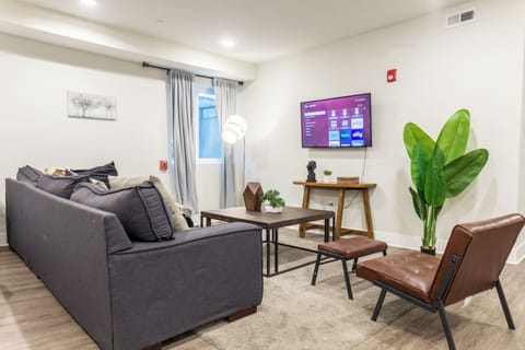 A bright and airy living area with quality furniture
#livingroom#cozy 