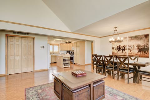 Open and functional floor plan - cook, play and dine - all together!