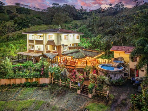 The Majestic Lodge La Fortuna, 10 Bedrooms, 13 Bathrooms, Sleeps up to 33 People