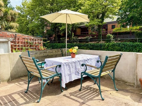 Sitting-out-area | Deepend, Dawlish