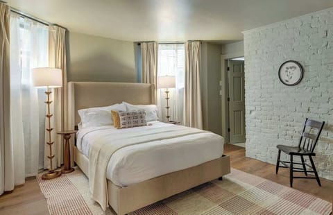 Queen Room #15