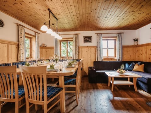 Vacation home "Weitblick" - for 8-15 pers./5 bedrooms - THE "ZwisleggGut" Cabin in Salzburgerland