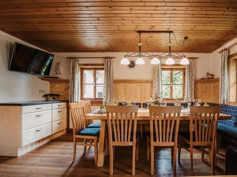 Vacation home "Weitblick" - for 8-15 pers./5 bedrooms - THE "ZwisleggGut" Cabin in Salzburgerland