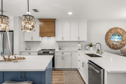 Tons of seating at the island or breakfast bar top