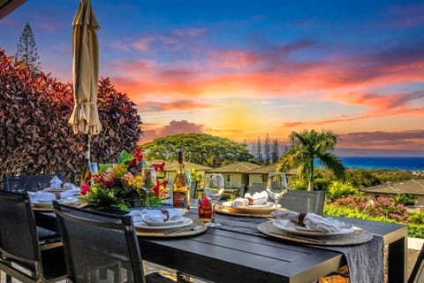 Gather for sunset drinks on the lanai with a spacious dining table and peaceful resort and ocean views. KGV-24P7